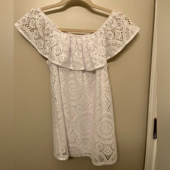 Roz & Ali Short Dress. White Flowy Lacey pattern. Beautiful design. Size Small. - Picture 5 of 6